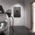 Falownik off-grid z ładowarką solarną MPPT Green Cell 48VDC 230VAC 3000VA/3000W na ścianie w garażu