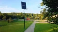 Zamontowana przy chodniku lampa solarna uliczna Perfect Max