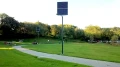 Zamontowana przy chodniku lampa solarna uliczna Perfect Max