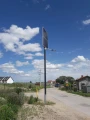 Zamontowana przy chodniku lampa solarna uliczna Perfect Max