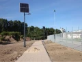 Zamontowana przy chodniku lampa solarna uliczna Perfect Max